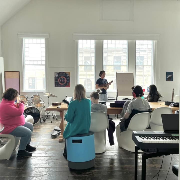 Ukelele-Learning-w-AIS-scaled